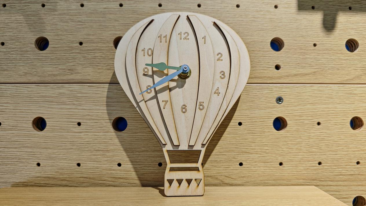 Wie graviere ich mit einem 3D-Laserschneider aus Holz eine Uhr aus einem Heißluftballon?